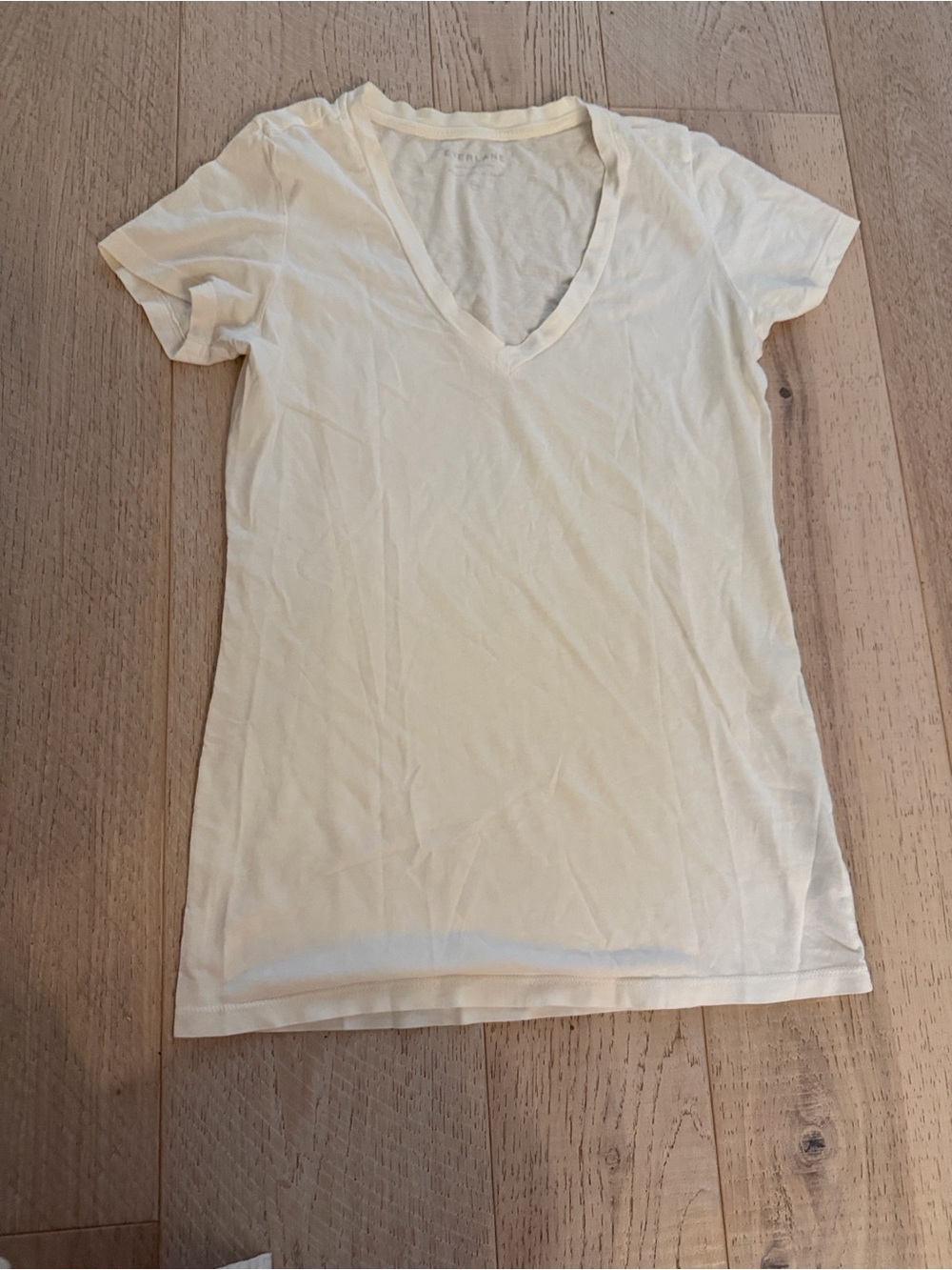 Everlane Cream V-Neck Short Sleeve Tee